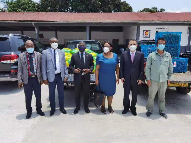 中國援赤道幾內亞示范農場技術援助項目組 向巴塔爆炸事故受難民眾捐贈生活物資